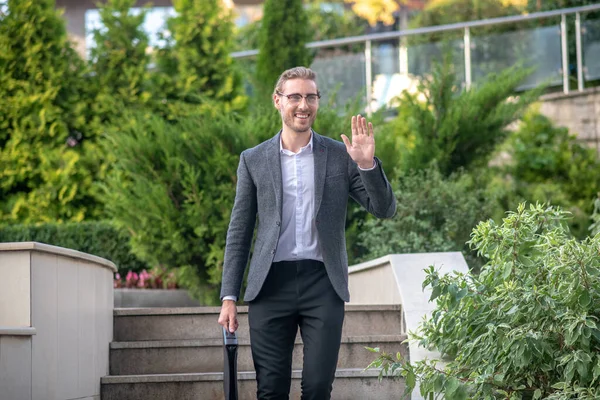 Eerlijke zakenman gaat naar beneden, zwaaiend naar beneden. — Stockfoto