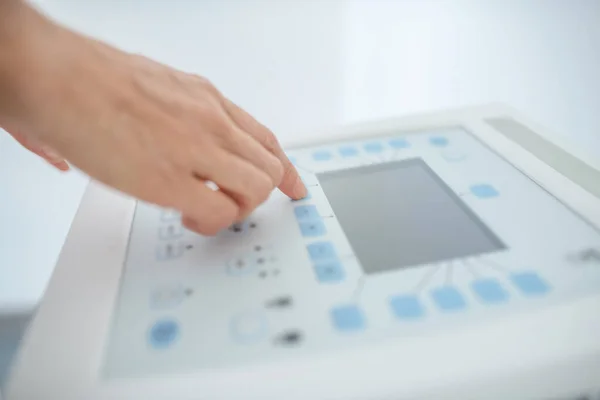 Κλείσιμο του ανθρώπινου χεριού πατώντας το κουμπί σε μια συσκευή — Φωτογραφία Αρχείου