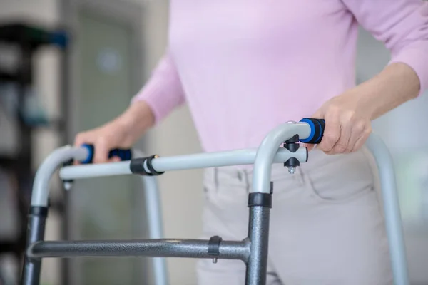 Close up de mulher idosa com um rolling-walker — Fotografia de Stock