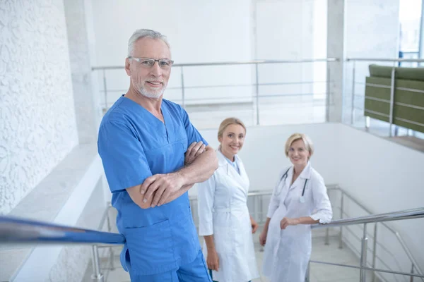 Equipo de trabajadores médicos sonrientes de pie en las escaleras — Foto de Stock