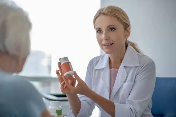 Doctora consultando a una paciente anciana sobre medicación — Foto de Stock