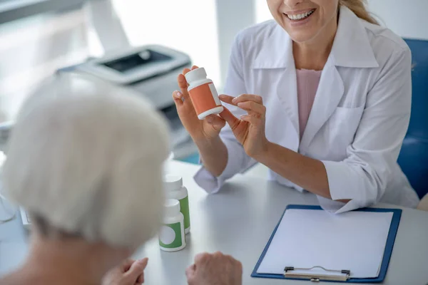 Лікар консультує пацієнта похилого віку щодо ліків — стокове фото