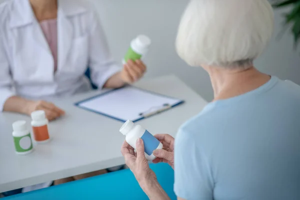 Doctora hablando con paciente anciana sobre vitaminas — Foto de Stock