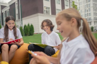 Okul çocukları birlikte zaman geçirir ve kendilerini iyi hissederler.