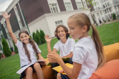 Okul çocukları birlikte çalışıyor ve heyecanlılar.