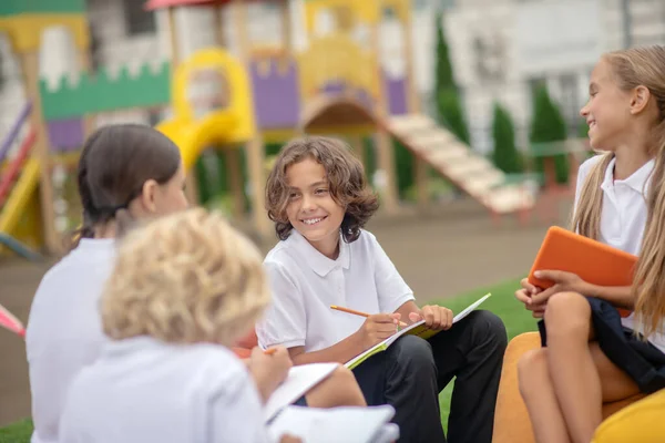 Grupo de alumnos que estudian juntos y se sienten positivos — Foto de Stock