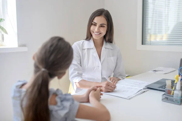 Menina ter um tutorial na clínica com uma médica — Fotografia de Stock