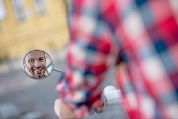Mannen tittar på sina skotrar tittar på backspegeln — Stockfoto