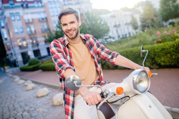 Lächelnder und selbstbewusster Mann mit seinem weißen Roller — Stockfoto