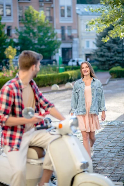 Uomo su uno scooter incontrare la sua ragazza — Foto Stock