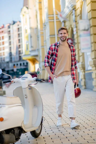 Homem se preparando para montar é scooter branco — Fotografia de Stock