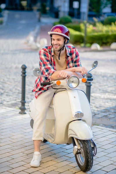 Bonito e elegante homem montando uma scooter branca — Fotografia de Stock