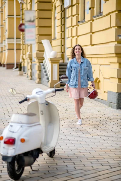 Жінка готується їздити на ретро скутері — стокове фото