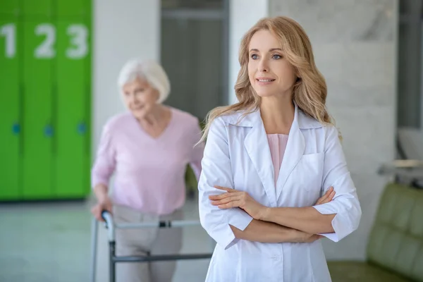 Läkare och patient i kliniken korridoren togetehr — Stockfoto