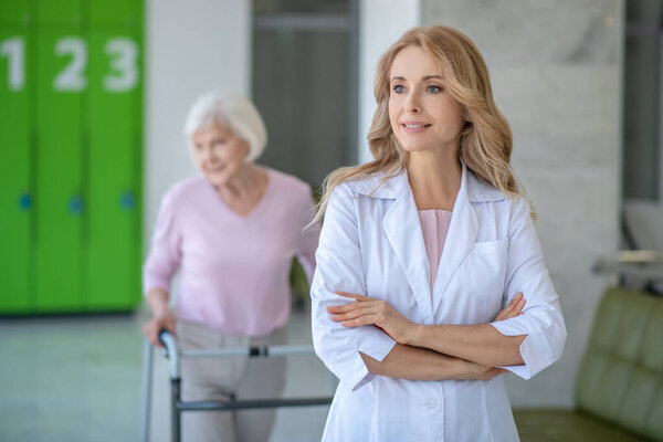 Doctor and patient in the clinic corridor togetehr