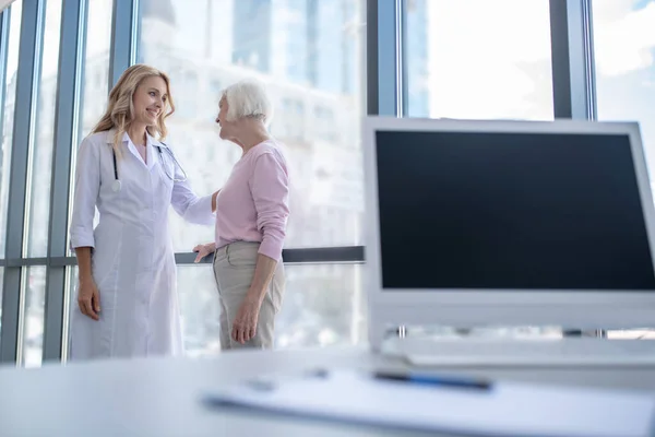 Kvinnlig läkare som lägger handen på patienter skuldra — Stockfoto