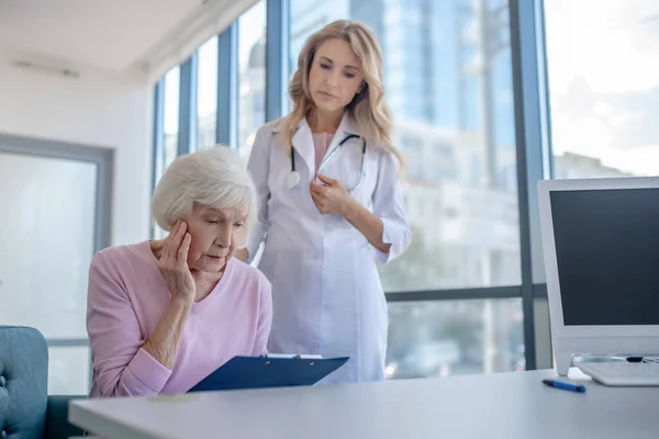 Il paziente anziano si sente scioccato dopo aver letto i risultati del test — Foto Stock