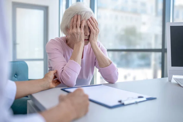 Paciente de edad avanzada que se siente desesperado después de leer los resultados —  Fotos de Stock