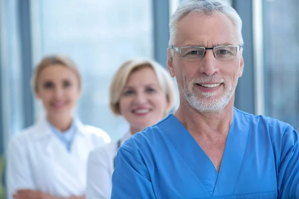 Grupo de trabajadores médicos sonrientes de pie dentro del hospital — Foto de Stock