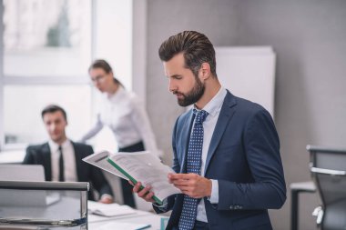 Profil okuma belgesinde ciddi bir iş adamı