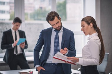 Kadın ve erkek ofiste proje tartışıyorlar.