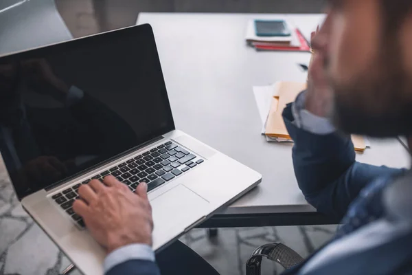 Mano masculina sobre el teclado de la computadora portátil abierta —  Fotos de Stock