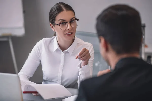 Mujer de negocios bonita y el hombre de vuelta a la cámara — Foto de Stock