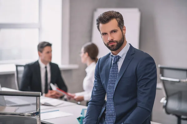 Hombre atractivo en traje de negocios y corbata en oficina. —  Fotos de Stock