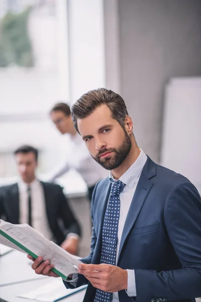 L'uomo serio con le carte girò la testa — Foto Stock