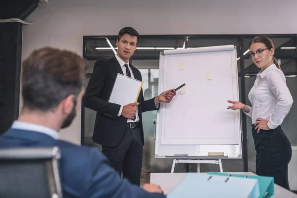 Hombre y mujer de negocios de pie cerca de pie — Foto de Stock