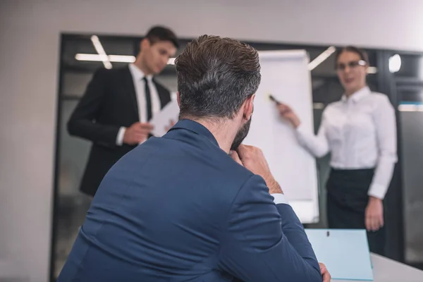 Man terug in business jas close-up — Stockfoto