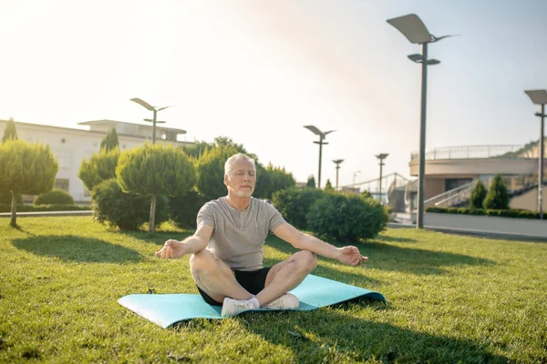 熟女白髪男瞑想とともに手でGyan mudra — ストック写真