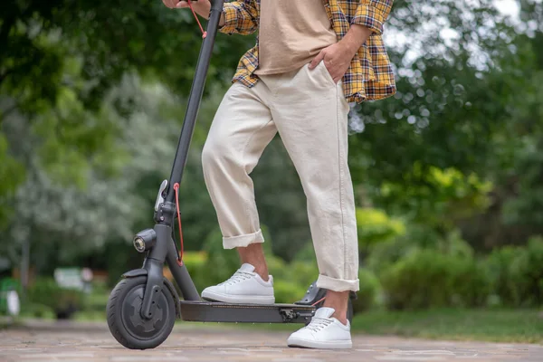 Imagem de um homem montando uma scooter no parque — Fotografia de Stock