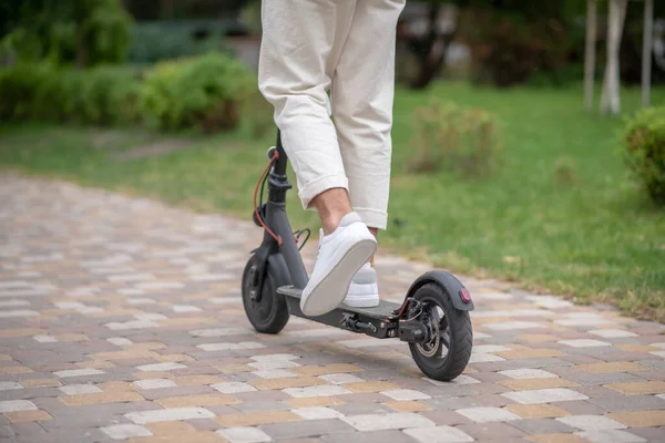 Nahaufnahme Bild einer Person auf einem Motorroller im Park — Stockfoto