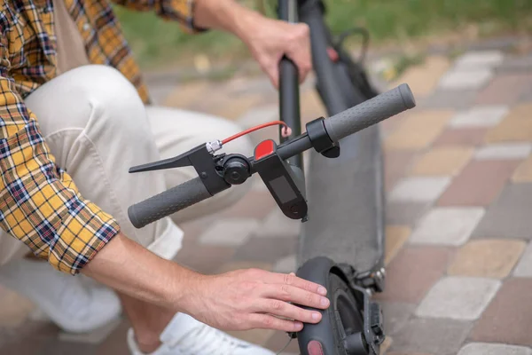 Feche a foto de um homem que fixa sua scooter — Fotografia de Stock