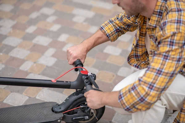 Close up picture of a man holding scooter handlebar — Stock Photo, Image