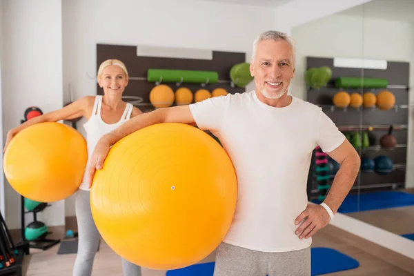 Un hombre y una mujer haciendo ejercicio físico — Foto de Stock