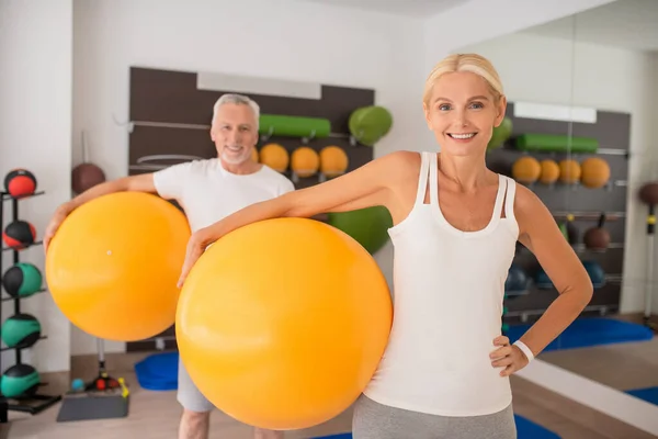Ein Mann und eine Frau beim gemeinsamen Fitnesstraining — Stockfoto