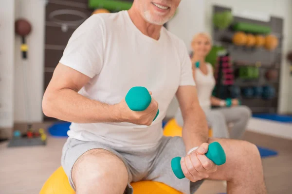 Fechar foto de um homem com halteres — Fotografia de Stock