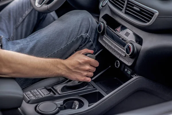 Zbliżenie męskich rąk zmieniających biegi w samochodzie — Zdjęcie stockowe
