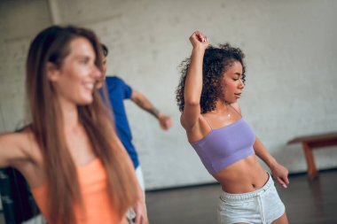 Grupta modern dans dersi alan kadınlar.