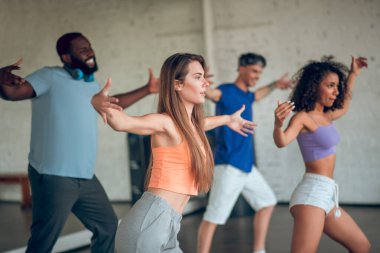 Bir grup insan jazz-funk dansı öğreniyor.
