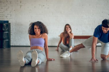 Dans dersinde parterre dansı öğrenmekten yorgun düşmüş bir kadın.