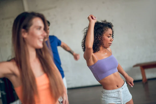 Mulheres tendo uma aula de dança moderna em um grupo — Fotografia de Stock