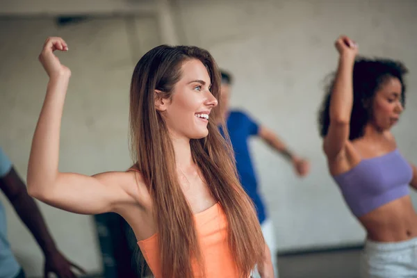 Mujeres jóvenes concentradas aprendiendo nuevos movimientos de danza —  Fotos de Stock