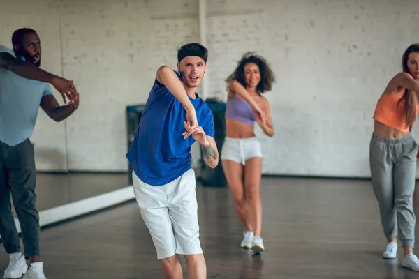 Profesor mostrando nueva rutina de baile a sus estudiantes —  Fotos de Stock