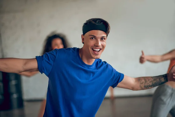 Umiejętny i pewny siebie człowiek tańczący hip-hop rutynowy — Zdjęcie stockowe