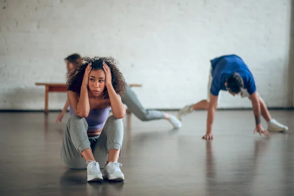 Mulher cansada e decepcionada durante a aula de dança — Fotografia de Stock