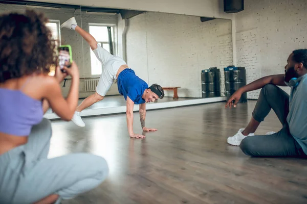 Profesor de danza enseña a su alumno a hacer handstand —  Fotos de Stock