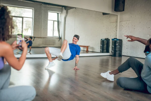 Entrenador enseña a sus estudiantes a hacer una coreografía —  Fotos de Stock